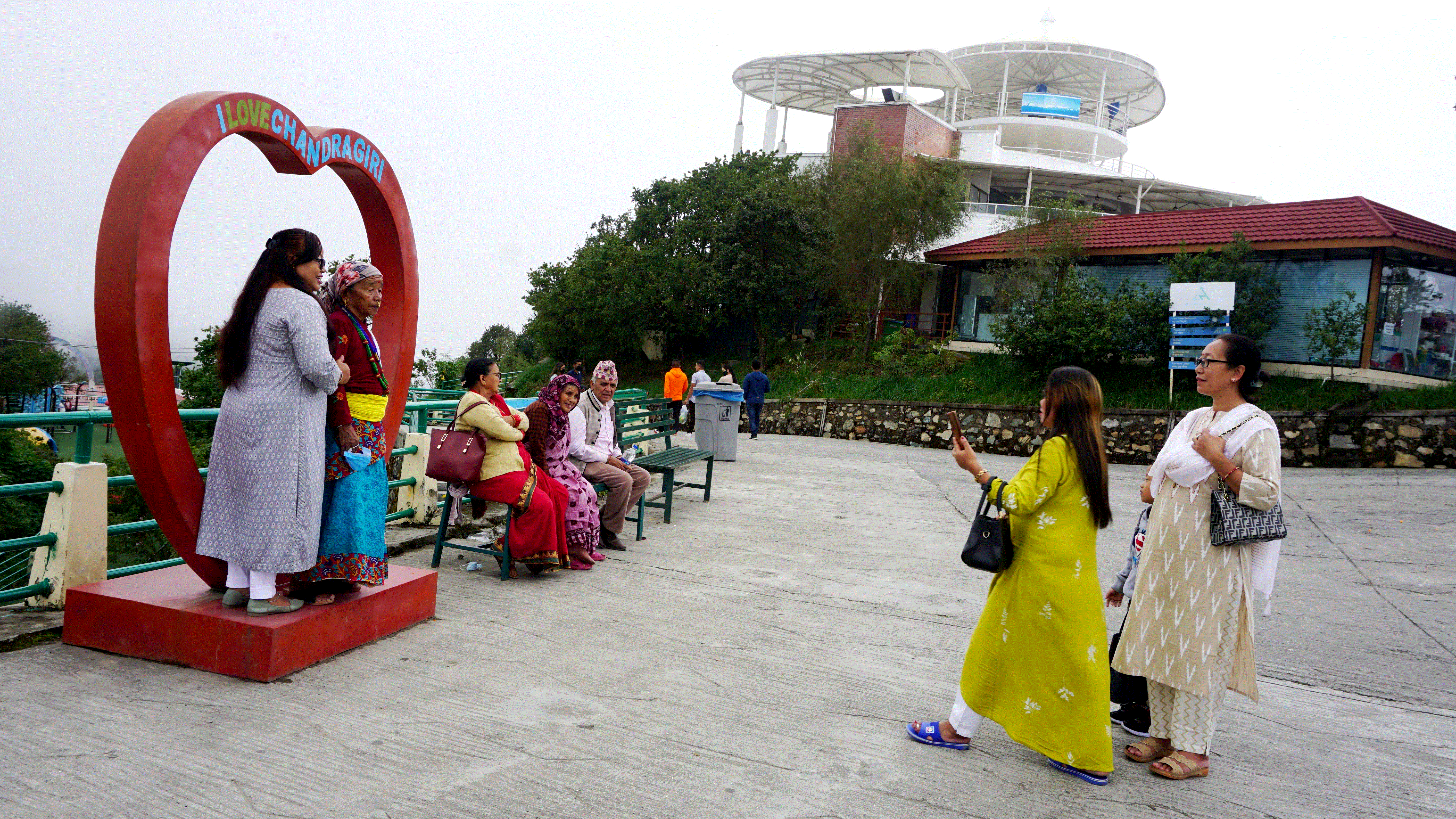 चन्द्रागिरिः घाम र कुहिरासँग लुकामारी...