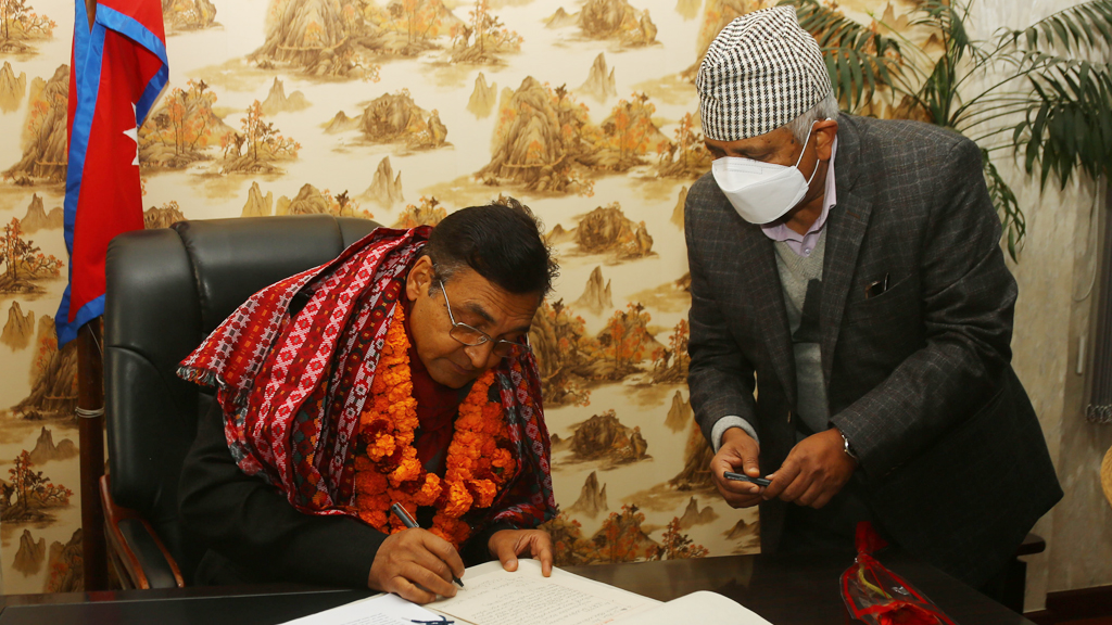 जलस्रोत तथा सिँचाइमन्त्री टोपबहादुर रायमाझीद्वारा पद बहाली