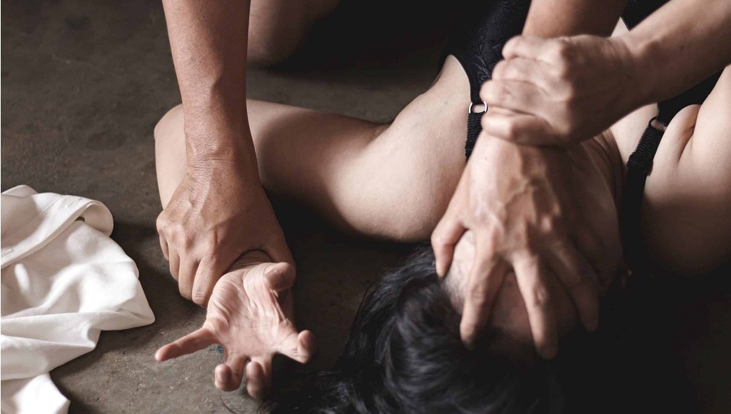 चक्कु देखाएर गर्भवती महिलाकाे बलात्कार, अस्पतालमा मृत्यूसँग लड्दैछिन पिडीत