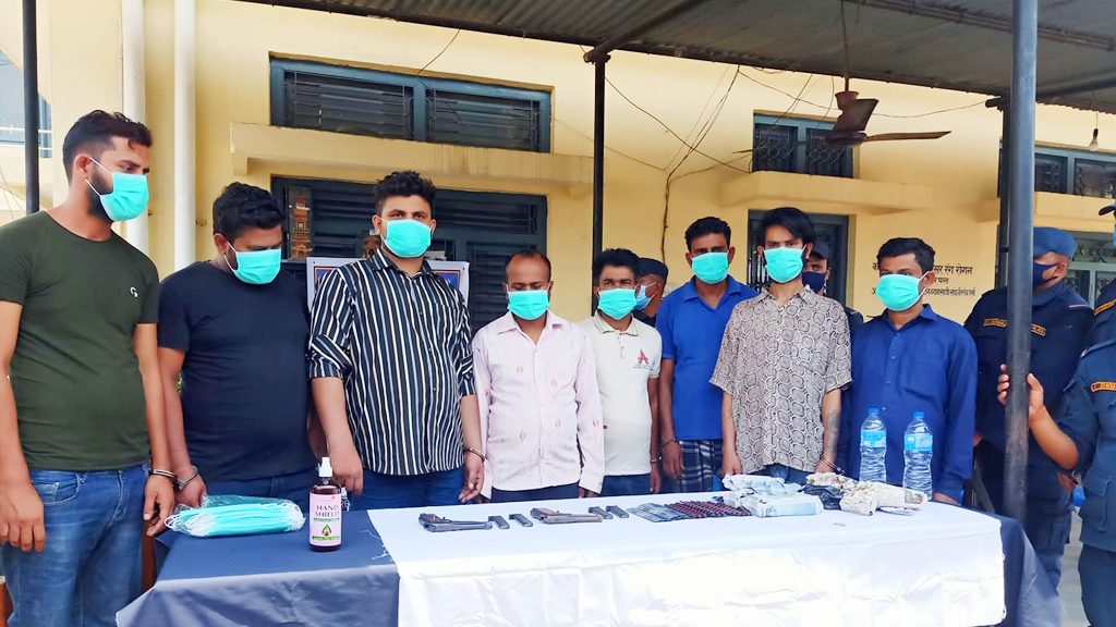 वीरगञ्ज–रक्सौल हतियार गिरोहमा प्रहरीकै संलग्नता, २ थान पेस्तोलसहित एकैदिन ८ कारोबारी पक्राउ