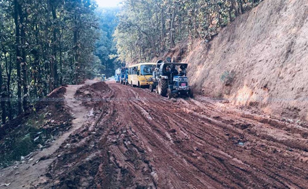 मध्यपहाडी लोकमार्गमा यात्राका सास्तीः गाडीमै रात काट्न बाध्य