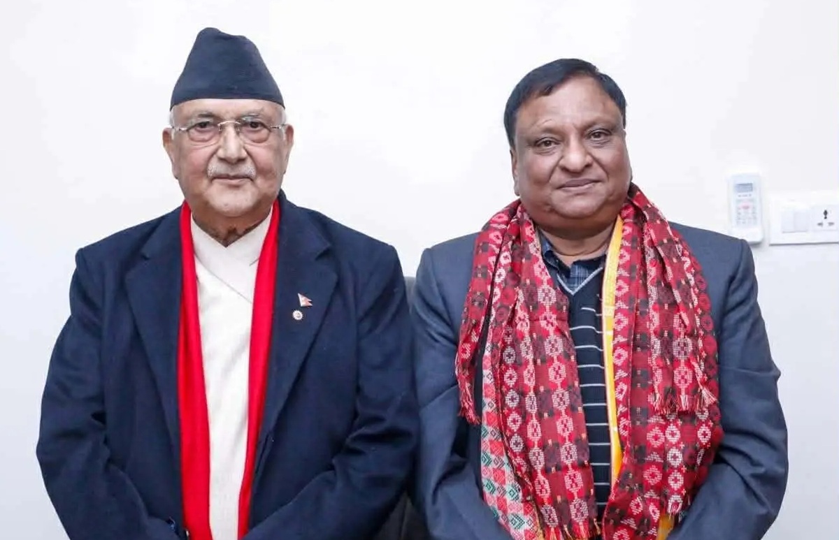 कांग्रेस नेता कनौडिया एमालेमा प्रवेश, ओलिले दिए टिकट उपहार