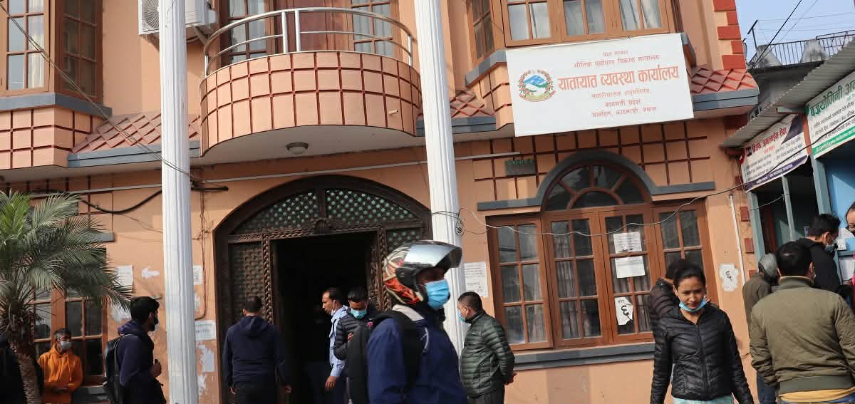 यातायात कार्यालय चाबहिलमा अख्तियारको छापा,  प्रमुख सहित २५ जनाको मोबाइल बरामद