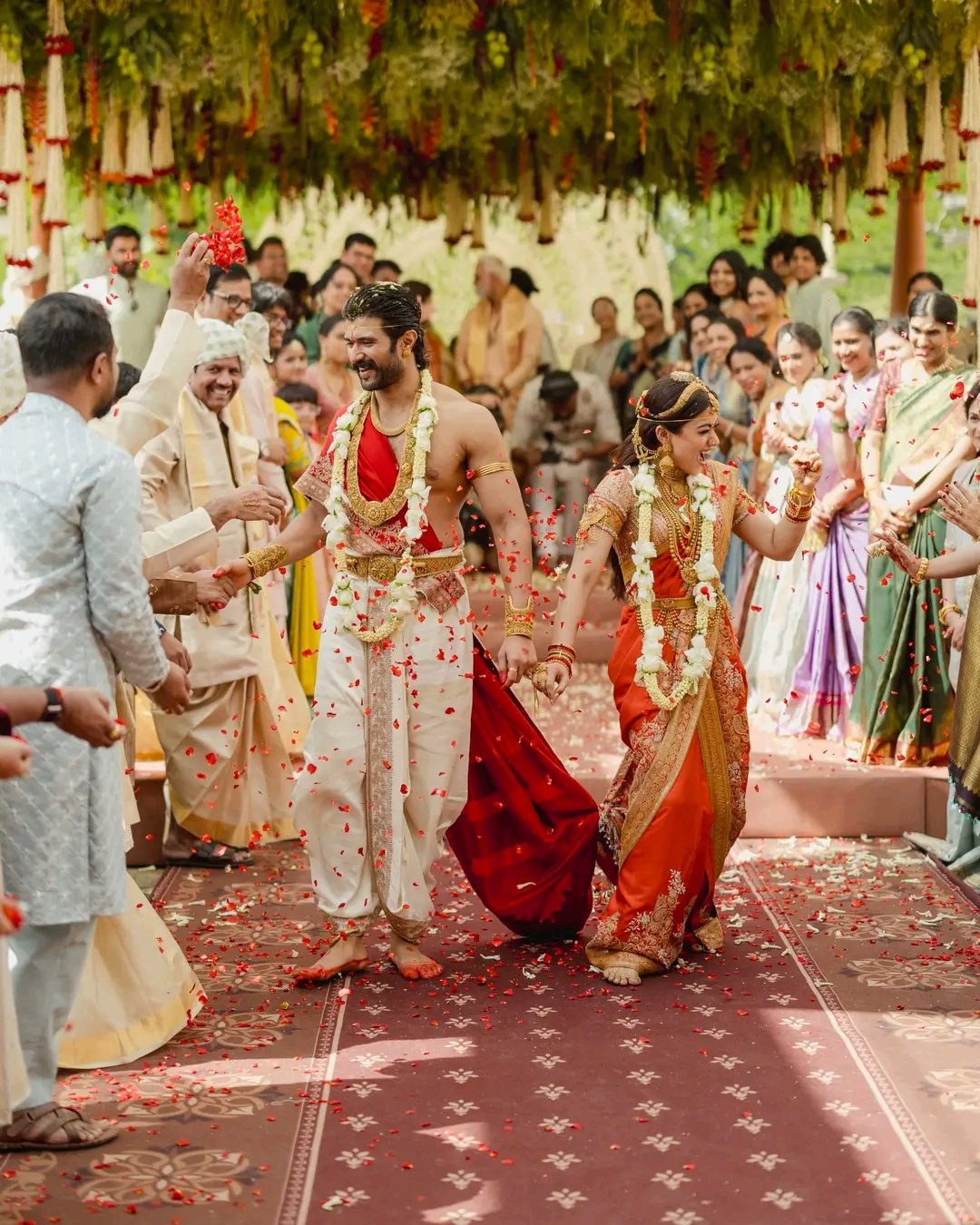 यस्ता छन् रश्मिका र विजयको वैवाहिक तस्वीरहरू