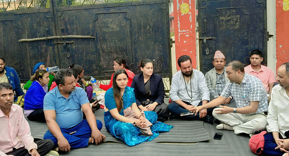 रास्वपाका सांसदहरु किन बसे धर्नामा ?