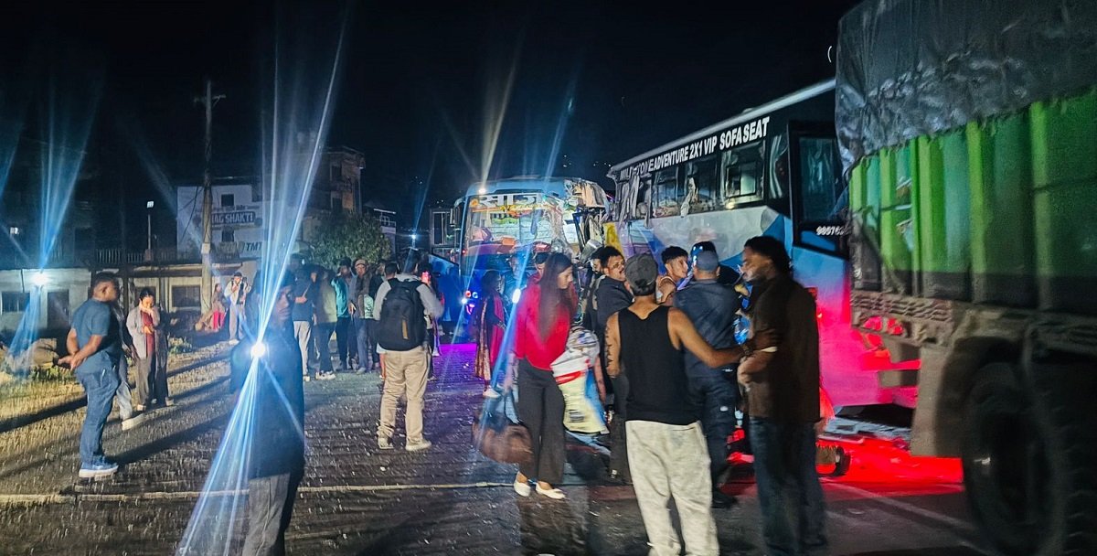 तीन वटा सवारी साधन एकापसमा ठोक्किँदा ३७ जना घाइते
