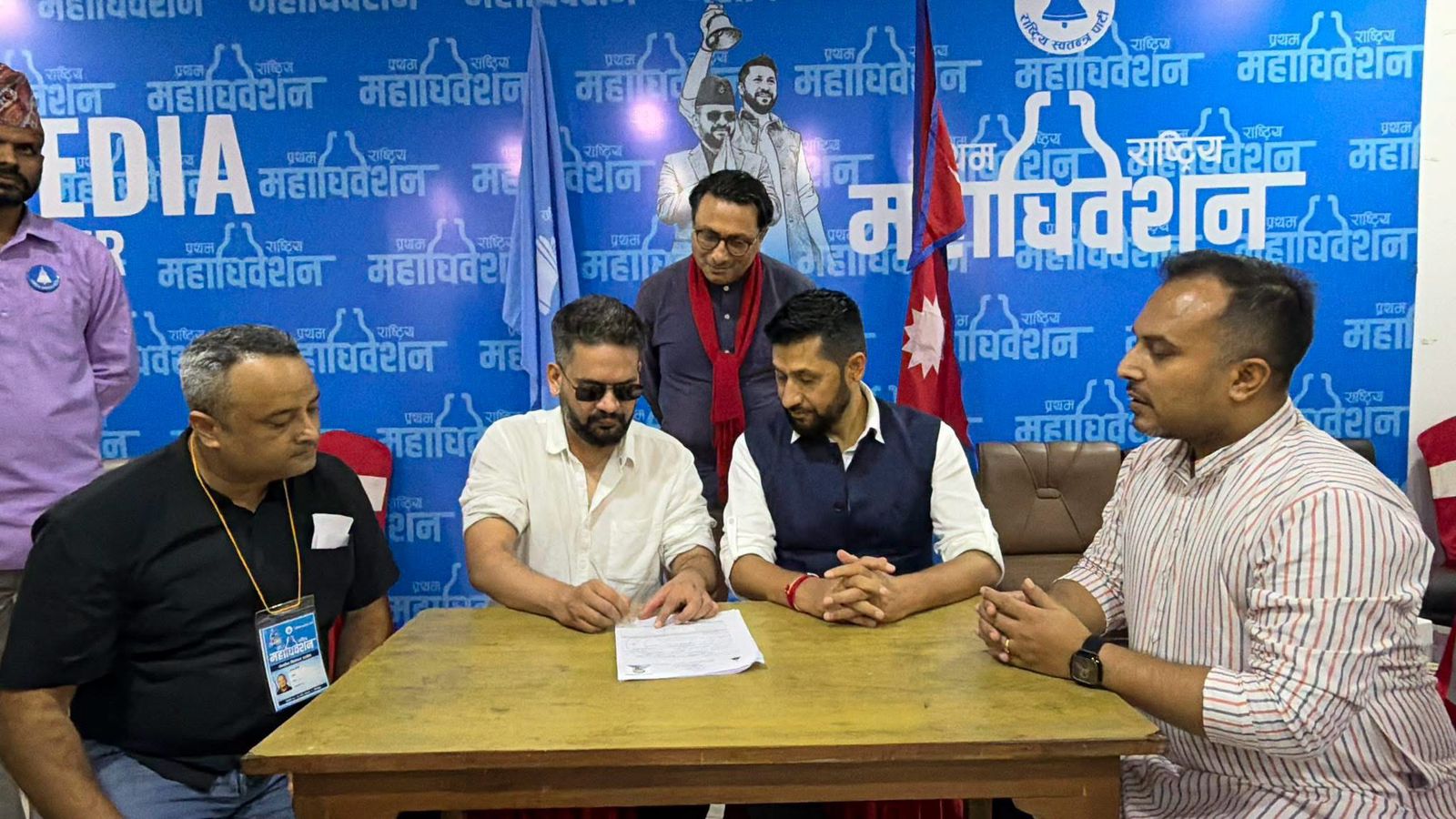 रवि लामिछानेले दर्ता गराए उम्मेदवारी, प्रधानमन्त्री प्रस्तावक