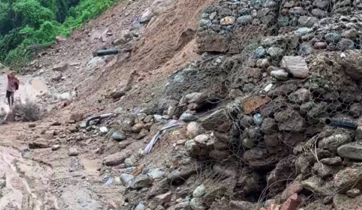 पहिरोले मेची राजमार्ग अवरुद्ध