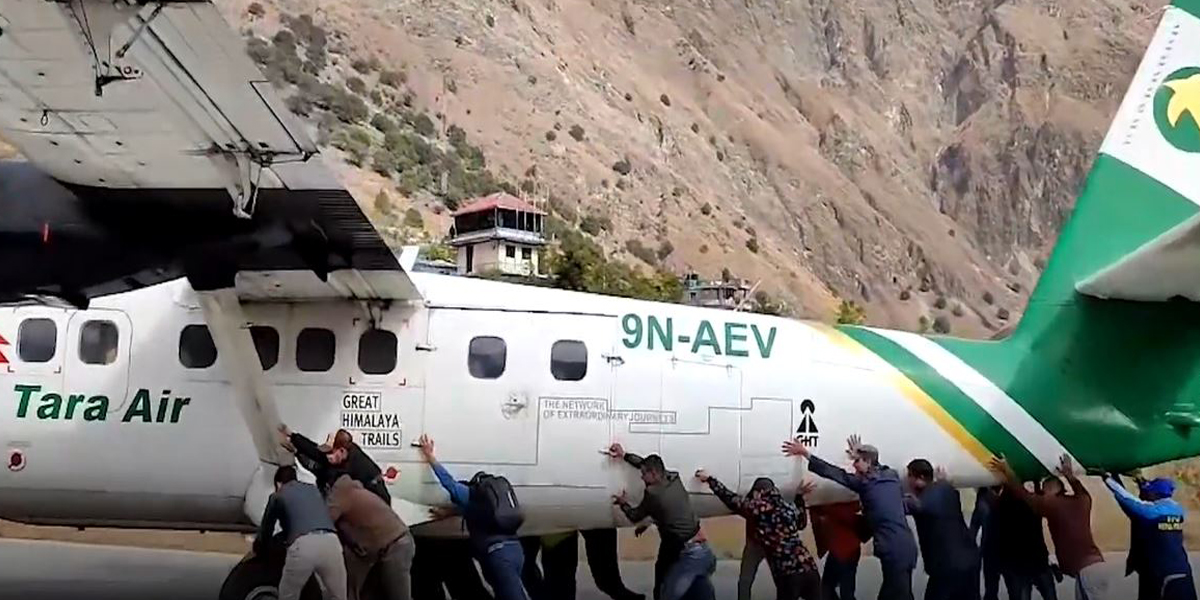 बाजुरामा यात्रुले जहाजलाई आफैं धकेल्न थालेपछि...