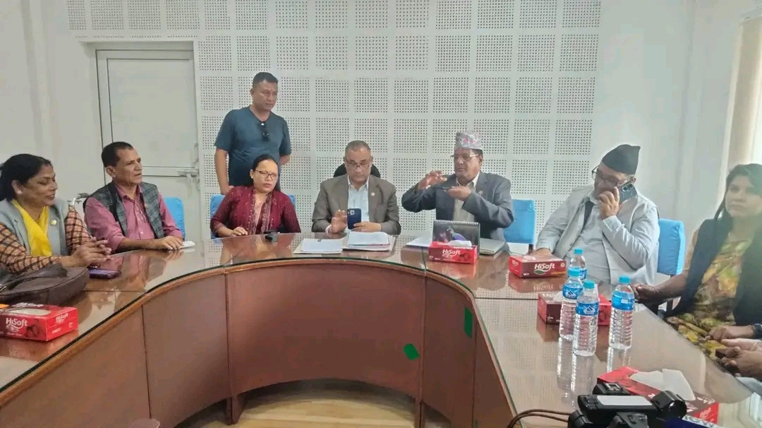 एक सांसदले हस्ताक्षर फिर्ता लिएपछि मुख्यमन्त्रीको पद जोगियो