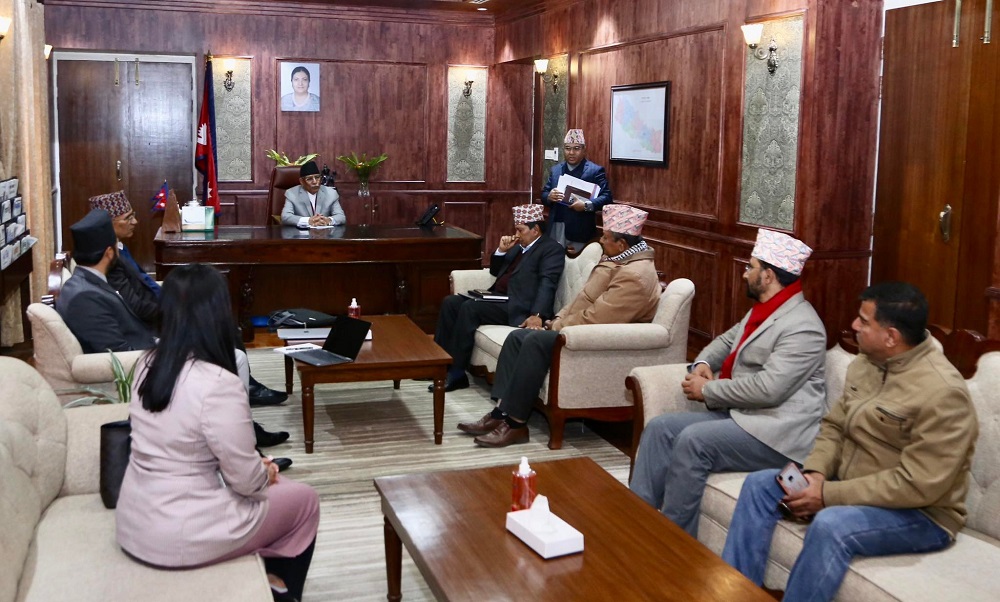कम्बोडियामा मृत्यु भएका पाण्डेका बुवासँग प्रधानमन्त्री प्रचण्डको भेट