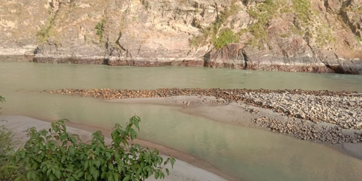 पहिरोले कर्णाली नदी थुनियो