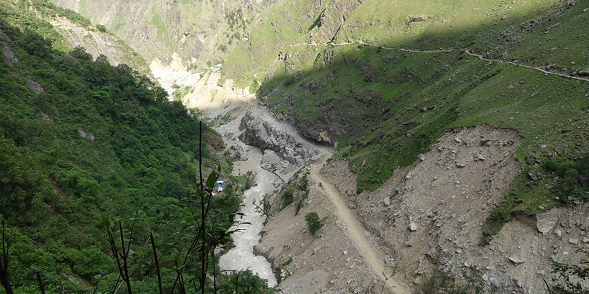 संसदीय समितिद्वारा दार्चुला तिंकर सडकको निरीक्षण