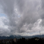 पश्चिमबाट पूर्वतर्फ सर्दै बादल, ठाउँठाउँमा वर्षा