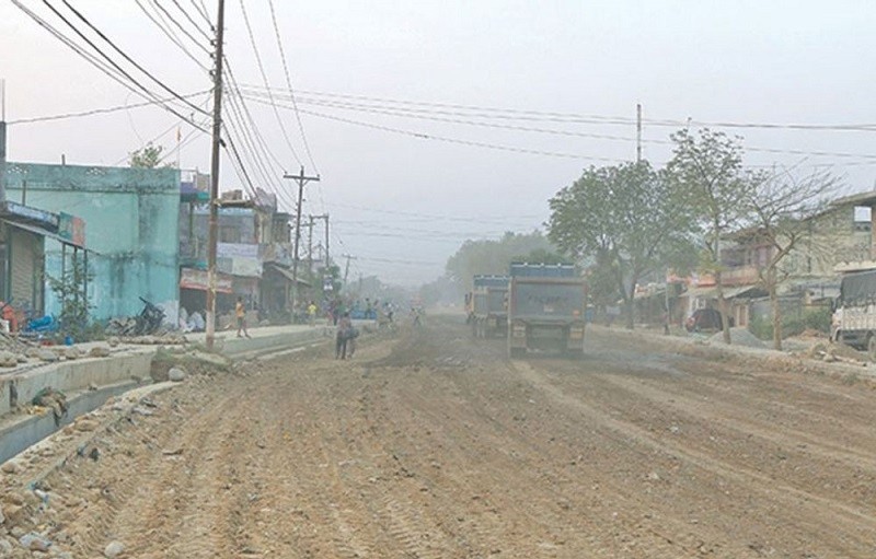 हुलाकी राजमार्ग विस्तार गर्न घर भत्काइँदै