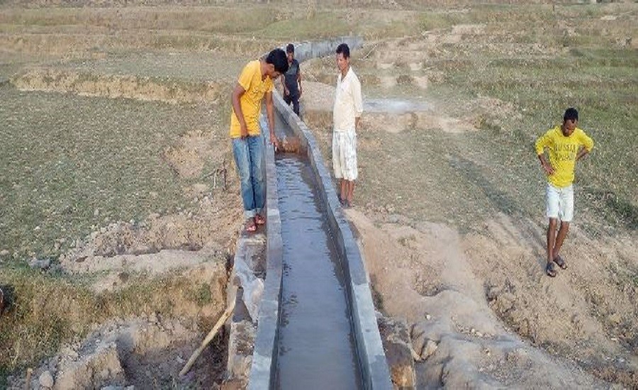 पक्की कुलो बन्दै, किसान रमाउँदै