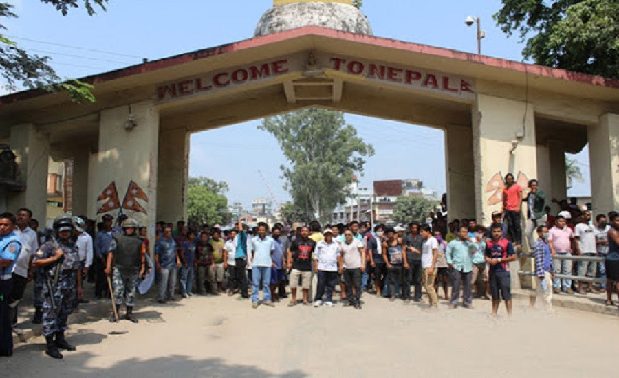 स्वदेश फर्कदै गरेका तीन सय नेपाली सुनाैली नाकामा अलपत्र