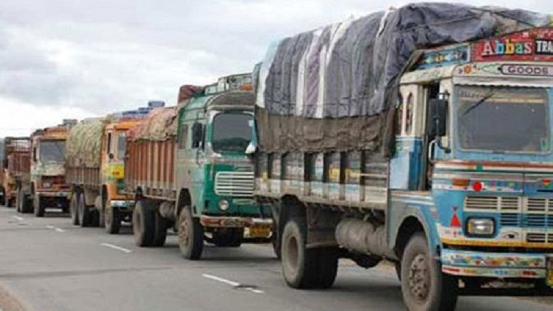 भारतबाट भित्रिए खाद्य र ग्यास बोकेका गाडी