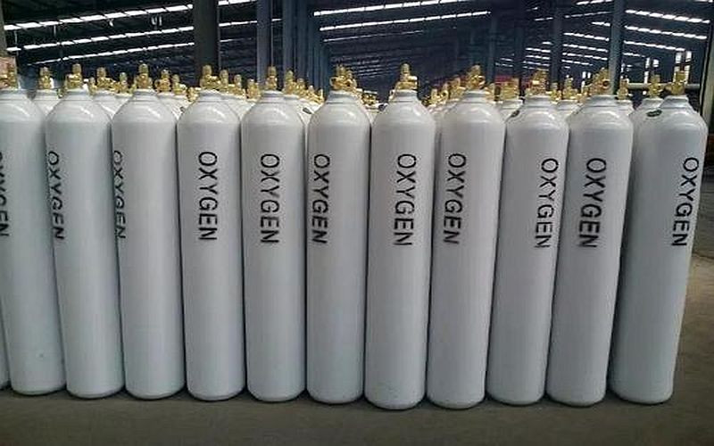 राज्यमन्त्रीबाट बिरामीलाई घरमै अक्सिजन सिलिण्डर