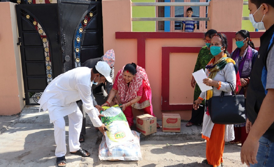 खोटाङ प्रशासनले भन्यो : ‘राहत वितरण गर्दा तीन जनामात्र उपस्थित होऊ’
