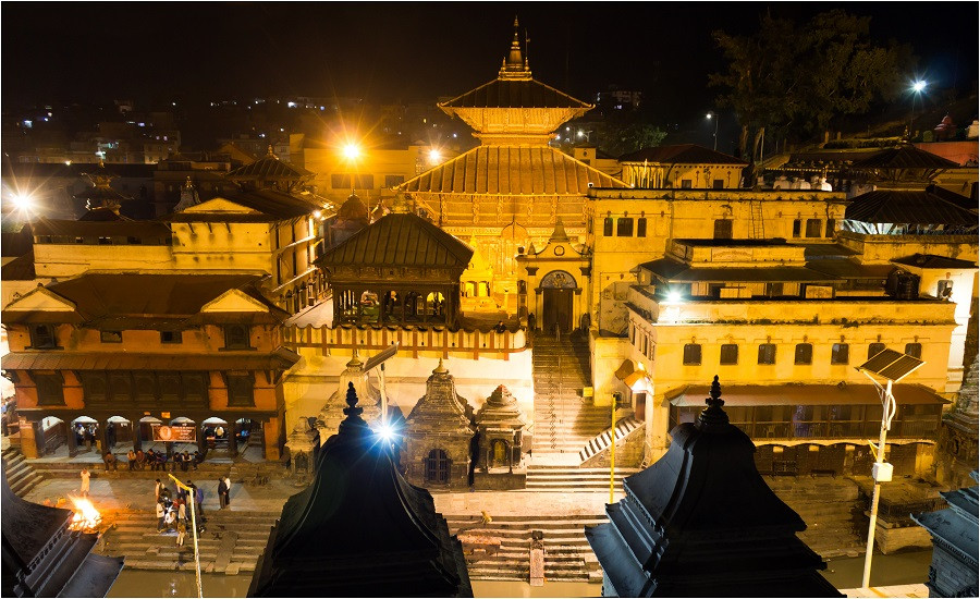 लकडाउनमा पशुपति : साधुसन्तलाई खाना अभाव, साँढे मन्दिर बाहिरै
