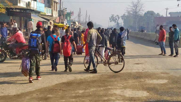 सीमामा अलपत्र नेपाली एक हजार छ सय रुपैयाँ तिरेर स्वदेश भित्रिदै