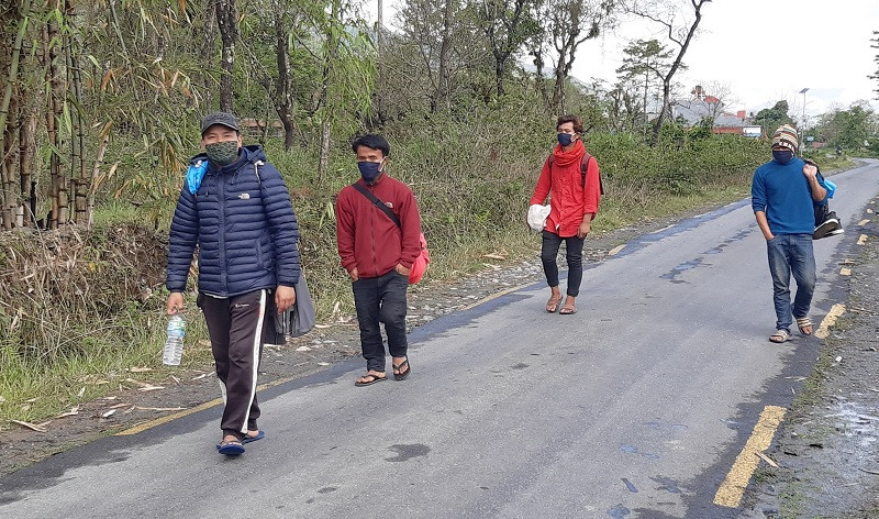 जुम्लाबाट राजापुर हिँडेका मजदूरको उद्धार