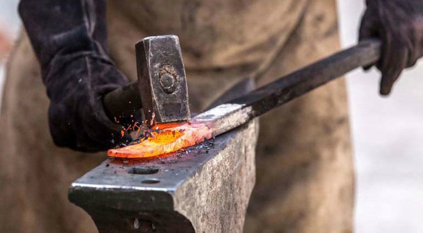 लकडाउनले नछोएको आरन व्यवसायः मासिक ५० हजार आम्दानी