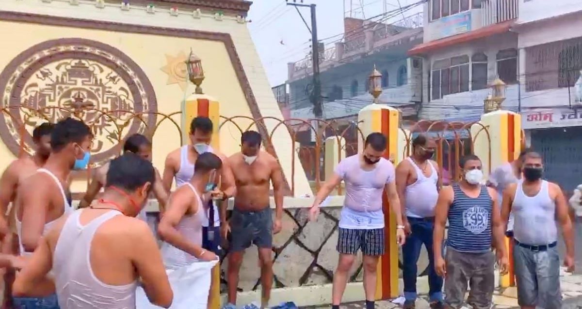 जब यूवाहरुले सडकमै कपडा खोले !