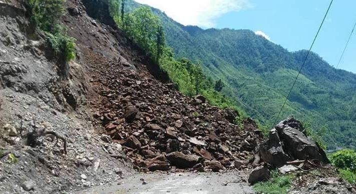 पहिरो खस्दा महाकाली राजमार्ग अवरुद्ध