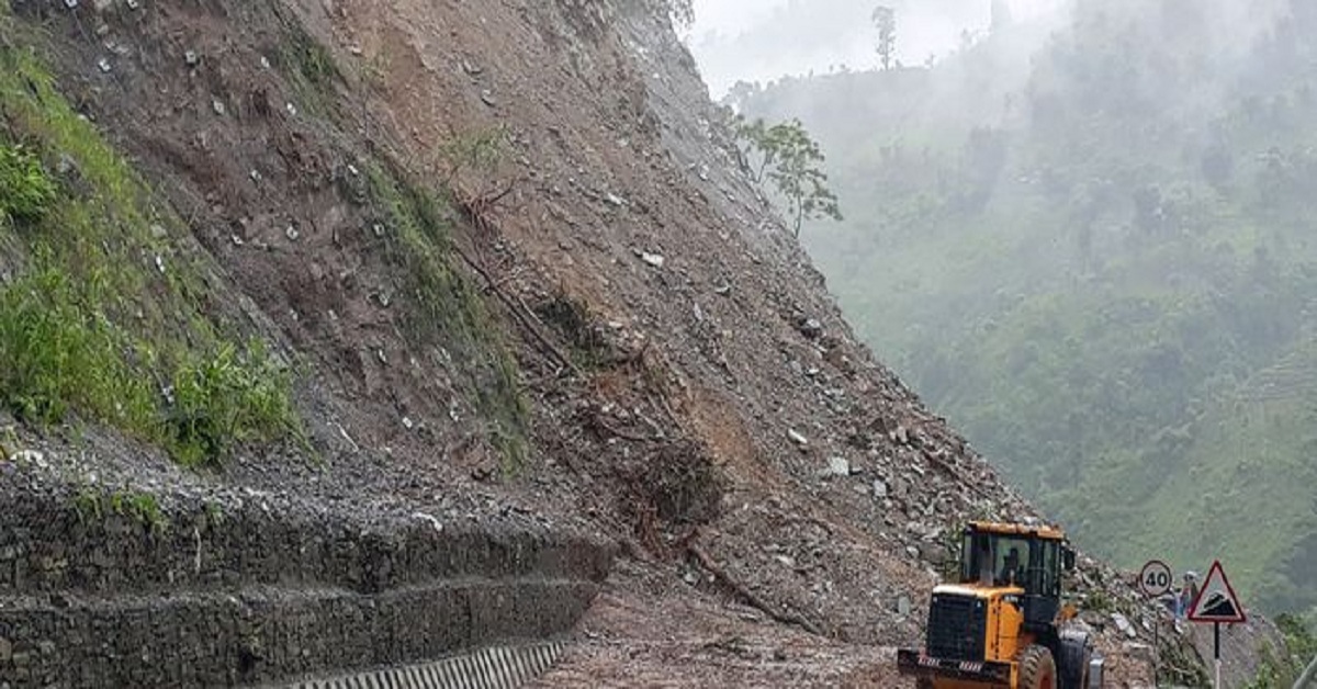 चारकिलोमा पहिरोः सडक अवरुद्ध