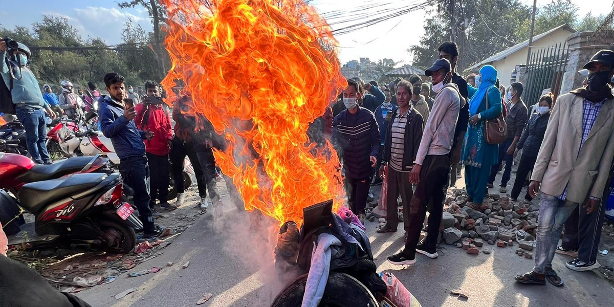 थापाथलीको सुकुम्वासी बस्तीमा डोजर चलाउँदा तनावग्रस्त