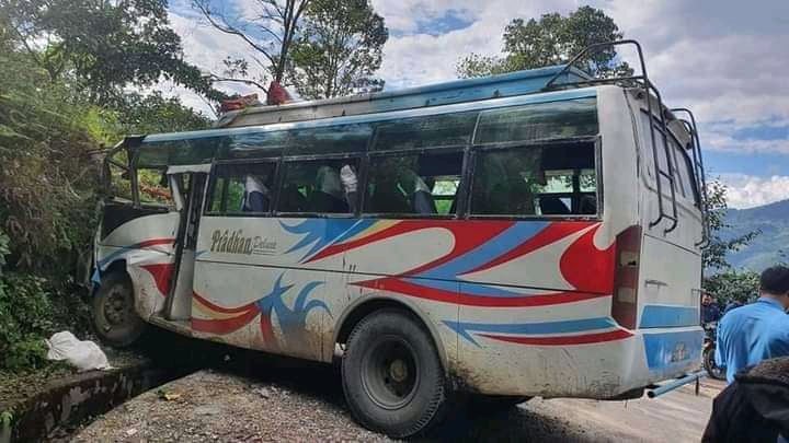 सिन्धुपाल्चोकमा बस दुर्घटना हुँदा ३५ घाइते