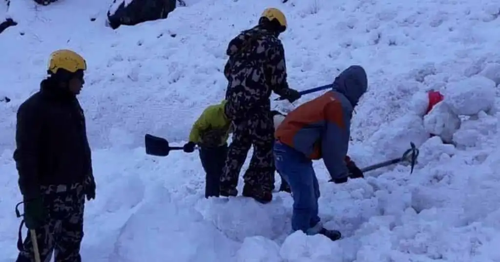 हिमपहिरो गएको ठाउँ पुगेर फर्कियो सेनाको टोली