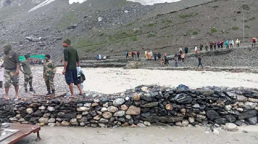 अमरनाथ गएका तीर्थयात्री बाढीमा पर्दा १५ जनाको मृत्यु, कैयौं बेपत्ता