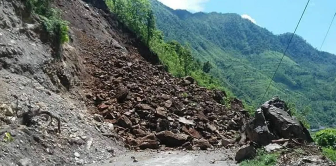 पहिरोले पृथ्वी राजमार्गको जामुने–खैरेनी सडक अवरुद्ध