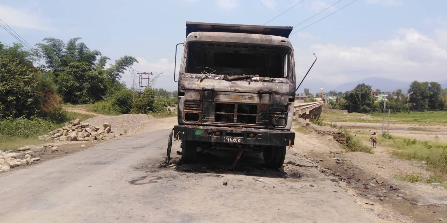 पुरानो गाडीमा आगो लगाएर बिमा रकम असुल्ने योजना बनाएपछि...