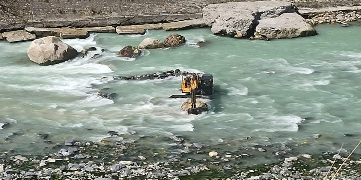 अनुमति बिना नेपालतर्फ आएपछि सशस्त्रले खोस्यो भारतीय स्काभेटरको चाबी