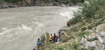 कर्णाली नदीमा डुङ्गा पल्टिँदा बाबुछोरा बेपत्ता, खोजी कार्य जारी