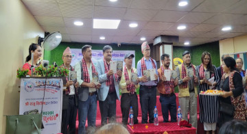 अनेसासका केन्द्रीय महासचिव  सिटौलाको कविता संग्रह ‘ईश्वरका फूलहरू’को विमोचन