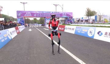 बेइजिङ हाफ म्याराथनमा अनरको रोबोट ‘लाइटनिङ’ ले जित्यो उपाधि