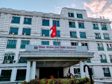 विदेशी शिक्षण संस्थामाथि सरकारको कडाइ, शुल्कदेखि कक्षा तालिकासम्म सार्वजनिक गर्न निर्देशन