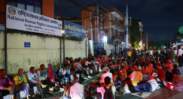 सहकारी तथा लघुवित्त पीडितहरू मानवअधिकार आयोग अगाडि बसे धर्ना