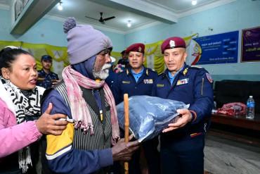 आईजीपी कार्कीद्वारा जेष्ठ नागरिकलाई न्यानो कपडा वितरण