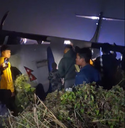 भद्रपुर विमानस्थलको रनवेबाट बुद्ध एयरको जहाज चिप्लिएपछि...