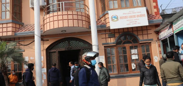 यातायात कार्यालय चाबहिलमा अख्तियारको छापा,  प्रमुख सहित २५ जनाको मोबाइल बरामद