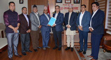 गृहमन्त्री अर्यालसमक्ष यातायातसम्बन्धी आयोगको प्रतिवेदन पेस