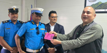 बिना हेलमेट मोटरसाइकल चलाएपछि मुख्यमन्त्रीलाई ट्राफिकले काट्यो चिट