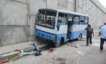 ग्वार्को फ्लाईओभरको पर्खालमा ठोक्कियो बस, यस्तो छ घटना विवरण