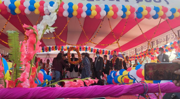 धनगढीमा देउवालाई लगाइयो १५ किलोको माला